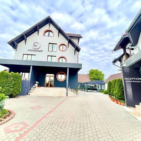 Hotel Bliss Sibiu Bagian luar foto