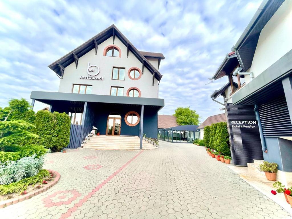 Hotel Bliss Sibiu Bagian luar foto