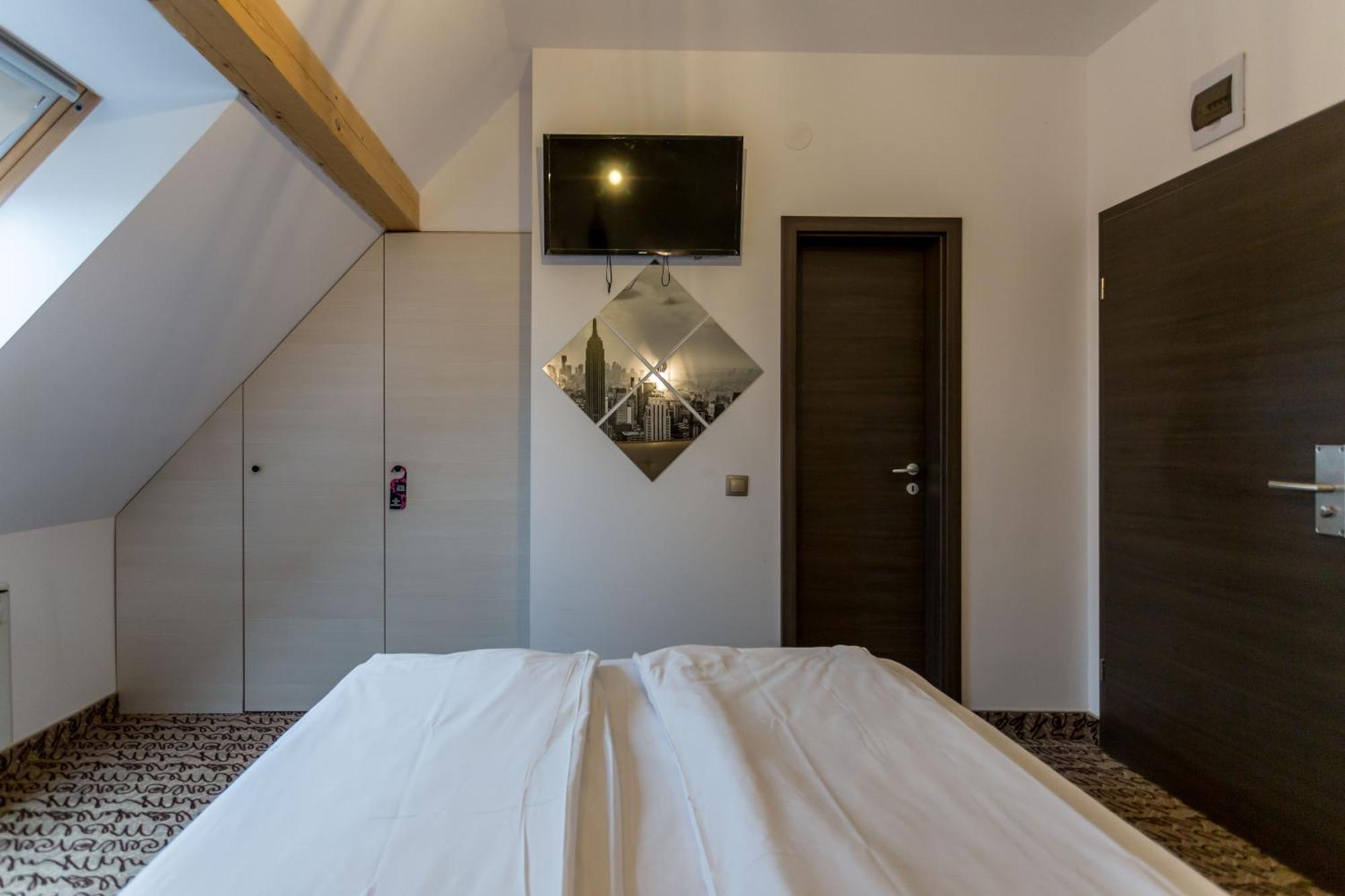 Hotel Bliss Sibiu Bagian luar foto