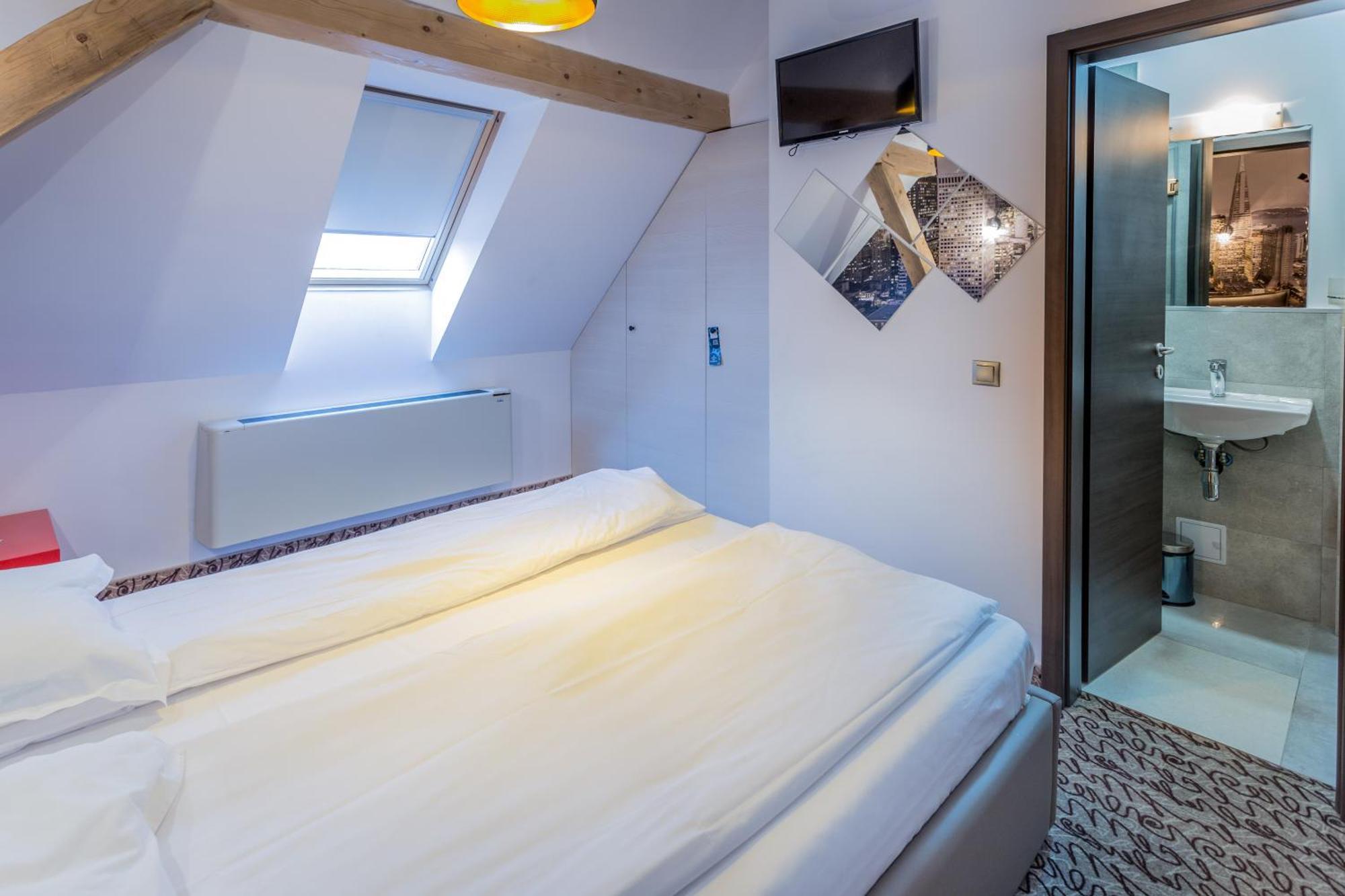 Hotel Bliss Sibiu Bagian luar foto